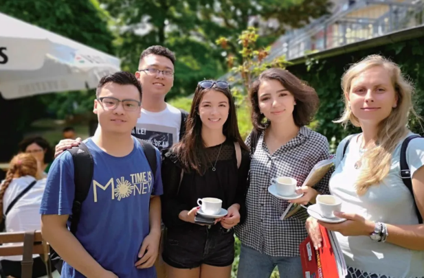 点击图片进入下一页